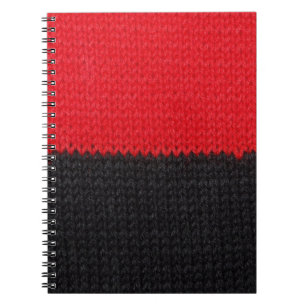 Carnet tricot rouge-noir : closeup rayé.
