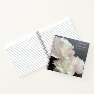 Carnet Trois pivoines blanches sur le mémorial gris foncé