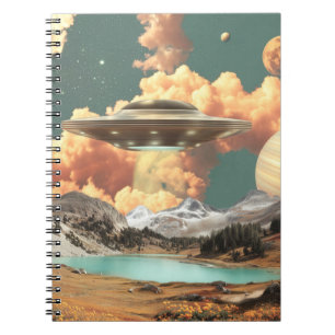 Carnet UFO surréaliste au-dessus d'un lac de montagne ave
