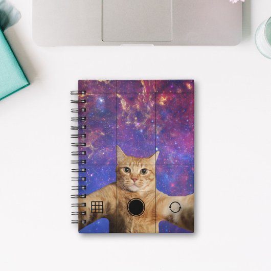Carnet Un chat Tabby Rouge prend un selfie dans l'espace