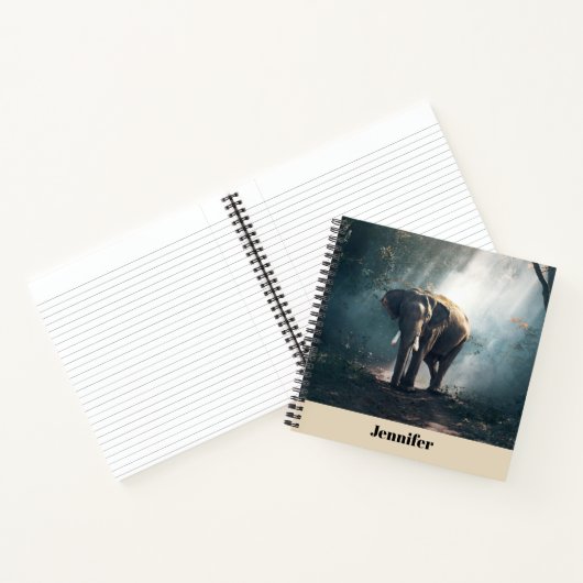 Carnet Un éléphant asiatique dans un défrichement éclairé (Intérieur)