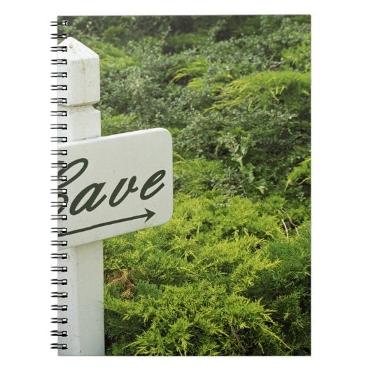 Carnet Un panneau indiquant la cave à vin (Cave) à (Devant)