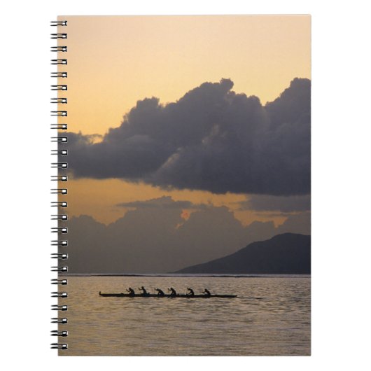 Carnet Une équipe de canoë à balancier s'entraîne au larg (Devant)