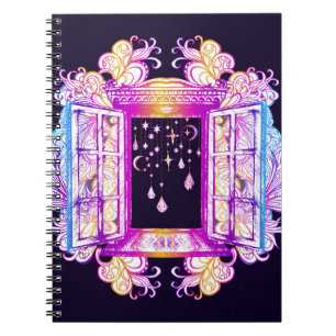 Carnet Une fenêtre vintage ouverte avec pendentifs contre