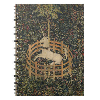 Carnet Une licorne repose dans un jardin