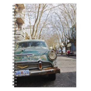 Carnet Une vieille voiture couleur rouillée et écaillée g