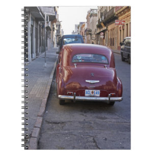 Carnet Une vieille voiture rouge classique Peugeot garée