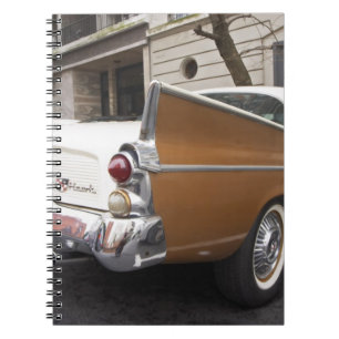 Carnet Une voiture classique Studebaker Silver Hawk garée