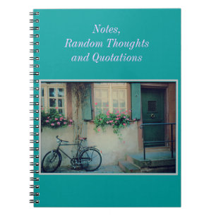CARNET VÉLO CONTRE L'ANCIEN BÂTIMENT AVEC DES BOÎTES À FL
