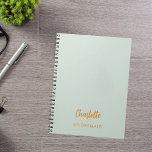 Carnet Vert sauge de Bridesmaid<br><div class="desc">Une couleur arrière - plan verte sage. Personnalisez et ajoutez le nom de votre servante. Script manuscrit en or.</div>