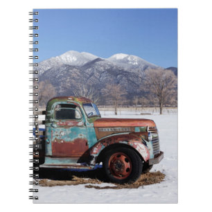Carnet Vieux camion assis dans le champ
