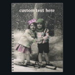 Carnet Vintage Christmas, Best Friends on Skis<br><div class="desc">Vintage Joyeux Noël sepia photo de meilleurs amis,  un petit garçon et une petite fille,  deux enfants s'amusant à skier dans la neige pendant l'hiver. Il neige dans la forêt.</div>