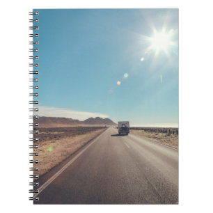 Carnet Voiture sur route asphaltée noire