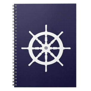 Carnet Volant sur le fond de bleu marine