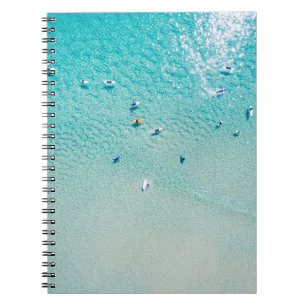 Carnet Vue aérienne des surfeurs, océan clair.