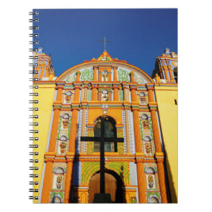 Carnet Vue d'angle faible d'église fleurie jaune