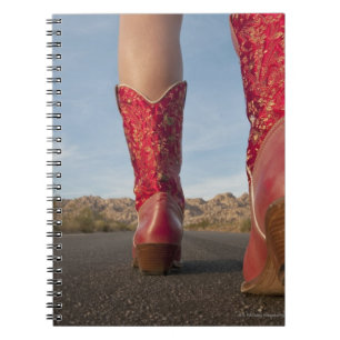 Carnet vue de Bas-angle des bottes de cowboy de port de