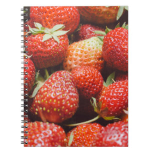 Carnet Vue rapprochée sur fraise fraîche d'été avec la pi