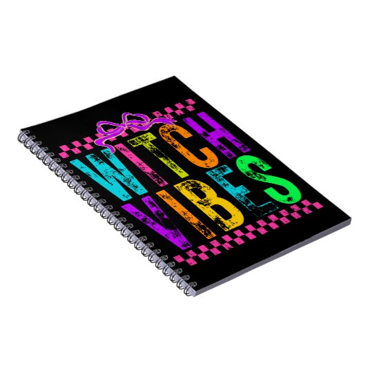 Carnet Witch Vibes Halloween Neon Checkered Bow (Côté Droit)