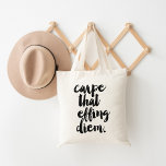 Carpe Ce Sac fourre-tout Effet Diem<br><div class="desc">Carpe ce diem effrayant ! Prenez la journée avec ce fourre-tout qui met en vedette le devis dans une police de trait de brosse manuscrite en noir et blanc. Coordonner les articles disponibles dans notre boutique !</div>