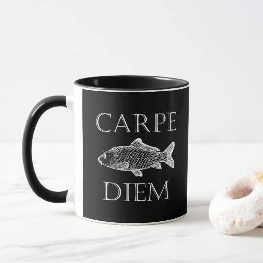 Carpe Diem Seize the Day Carp fish Procrastiner Mok (Met donut)