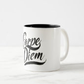 carpe diem tweekleurige koffiemok (Voorkant rechts)