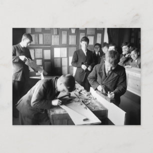 Carpenters in opleiding, begin jaren 1900 briefkaart