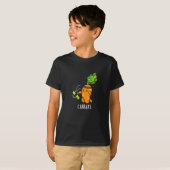 Carrate Funny Carrot Karate Pun Dark BG T-shirt (Voorkant volledig)