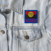 CARRÉ 5 CM BLUE KABI KABVAI BEE BADGE - CRIMSON TEXT. (En situation)