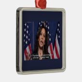 Carré Argenté Ornement de citation de Kamala Harris & Rêve Améri (Droite)