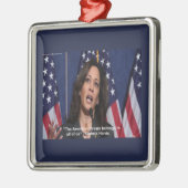Carré Argenté Ornement de citation de Kamala Harris & Rêve Améri (Gauche)