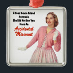 Carré Argenté Rétro ornement vintage drôle de Bunco<br><div class="desc">Caractéristiques de conception graphiques de rétro ornement vintage drôle de bunco une reine délicieuse de Bunco avec son équipement rose et gants blancs. Le texte lit "un véritable ami de Bunco la feint ne vous a pas vus avoir une erreur de calcul accidentelle". Vous savez que ce qu'est il comme...</div>