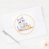Carré Mère Chat Lecture à son chaton rond Sticker Kitten (Enveloppe)