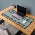 Carré rétro les années 70 Motif géométrique Person<br><div class="desc">Entrez dans un monde de vibes rétro avec notre Carré Geometrique Motif Personnalisé de bureau Mat Retro les années 70. Dotée d'un design carré inspiré des motifs emblématiques du les années 70, cette natte de bureau ajoute une touche de nostalgie à votre espace de travail. Personnalisez-le avec votre nom ou...</div>