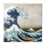 Carreau A customisé la grande vague outre des cadeaux de<br><div class="desc">La grande vague outre de Kanagawa est une copie célèbre de bois de graveur par l'artiste japonais Hokusai. Elle a été éditée en 1832 (période d'Edo) en tant que premier des séries de Hokusai 36 vues du mont Fuji et est son travail plus célèbre. Elle dépeint d'une énorme les bateaux...</div>