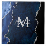 Carreau Agate de marbre bleu marine et argenté<br><div class="desc">Ce carrelage présente un élégant arrière - plan en marbre d'agate glamour avec des détails de gemstone de géode et des accents de parties scintillant faux argent. Le monogramme combine écriture manuscrite et polices sans serif modernes pour un look élégant et sophistiqué. Cela fera le cadeau idéal car il peut...</div>