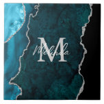 Carreau Agate de marbre bleu turquoise et argenté<br><div class="desc">Ce carrelage présente un élégant arrière - plan en marbre d'agate glamour avec des détails de gemstone de géode et des accents de parties scintillant faux argent. Le monogramme combine écriture manuscrite et polices sans serif modernes pour un look élégant et sophistiqué. Cela fera le cadeau idéal car il peut...</div>