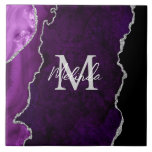 Carreau Agate de marbre violet et argenté<br><div class="desc">Ce carrelage présente un élégant arrière - plan en marbre d'agate glamour avec des détails de gemstone de géode et des accents de parties scintillant faux argent. Le monogramme combine écriture manuscrite et polices sans serif modernes pour un look élégant et sophistiqué. Cela fera le cadeau idéal car il peut...</div>
