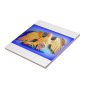 Carreau aigle doré sur tuile bleue et blanche (Côté)