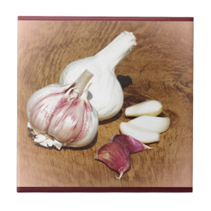 Carreau ail violet sur une planche de chêne
