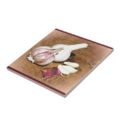 Carreau ail violet sur une planche de chêne (Côté)