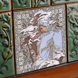 Carreau Alphonse Mucha Winter 4Saisons Art Nouveau Vintage<br><div class="desc">Ce carrelage en céramique fait partie d'un ensemble de quatre (Hiver - Quatre Saisons) inspiré de l'époque emblématique Art Nouveau de l'artiste tchèque renommé Alphonse Mucha. Mucha est largement reconnu comme l'un des plus grands designers Art Nouveau et est connu pour ses collaborations avec la légendaire actrice Sarah Bernhardt. La...</div>