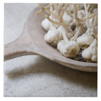 Ampoules d'ail dans une cuvette de poterie de