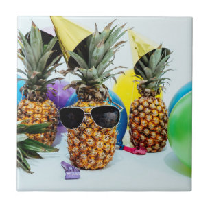 Carreau Ananas frais avec des lunettes de soleil