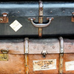CARREAU ANCIENNE ANGLETERRE<br><div class="desc">De vieilles valises datant des années 1940 sont empilées sur la plate-forme de la gare, prêtes à être ramassées par les propriétaires. Angleterre Royaume-Uni.</div>