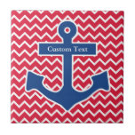 Carreau Ancre bleue nautique sur l'arrière - plan rouge de<br><div class="desc">Cette conception bleue nautique d'ancre est parfaite pour quelqu'un qui aime l'océan, le lac, la plage, la navigation ou les articles de très bon goût et colorés. L'ancre bleue est décrite dans le blanc et puis placée sur un arrière - plan rouge et blanc de chevron. Elle crée un regard...</div>