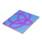 Carreau anneau violet superposé dans l'arrière - plan bleu (Côté)