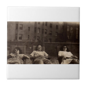 Carreau Années 1940 trois personnes se relaxer sur le toit