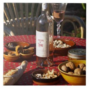 Carreau Apéritif et apéritifs préparés: pain, olives,