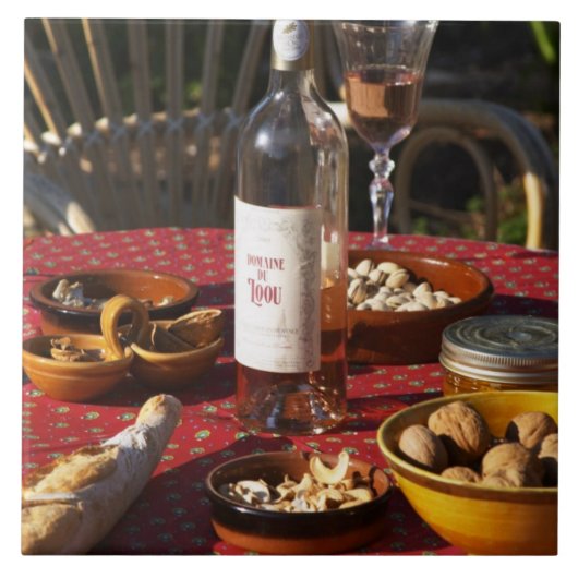 Carreau Apéritif et hors d'oeuvre préparés: pain, olives, (Devant)